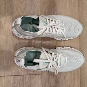 On Running white w/ light green